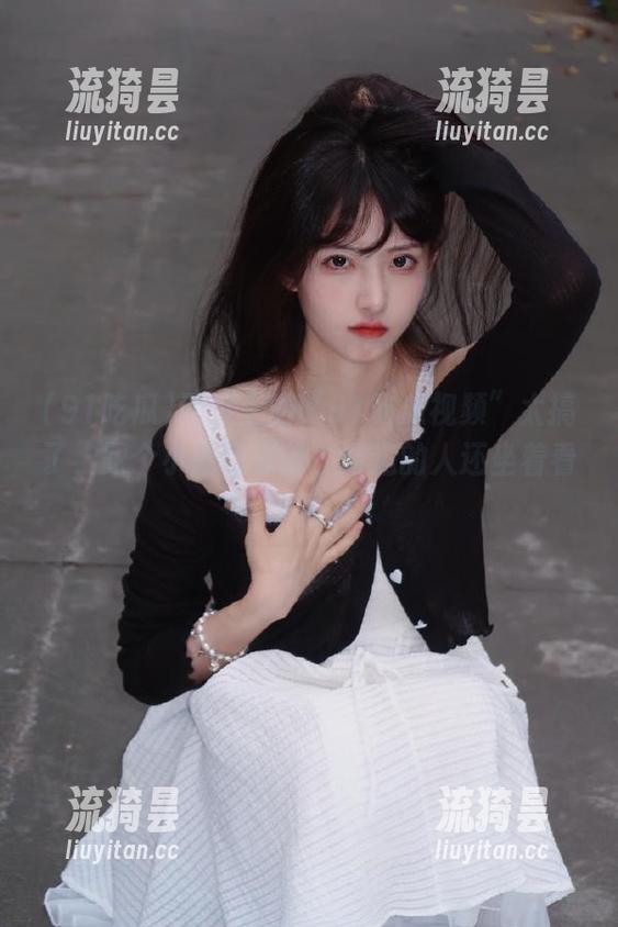91吃瓜 网页上的“91吃瓜视频”太搞了,跟个小剧场似的,旁边的人还坐着看热闹。