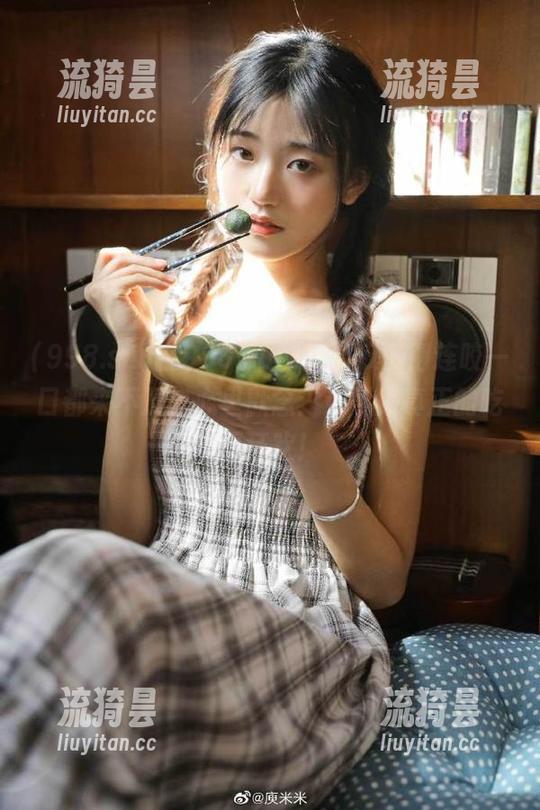 在998.su网站，瓜多得连咬一口都来不及，心里默念：这可是真正的吃瓜狂欢！