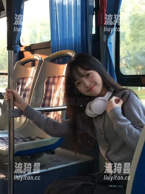 “hlw.bet”的导航提示：跟着我走，进入一场荒诞剧的冒险之旅！