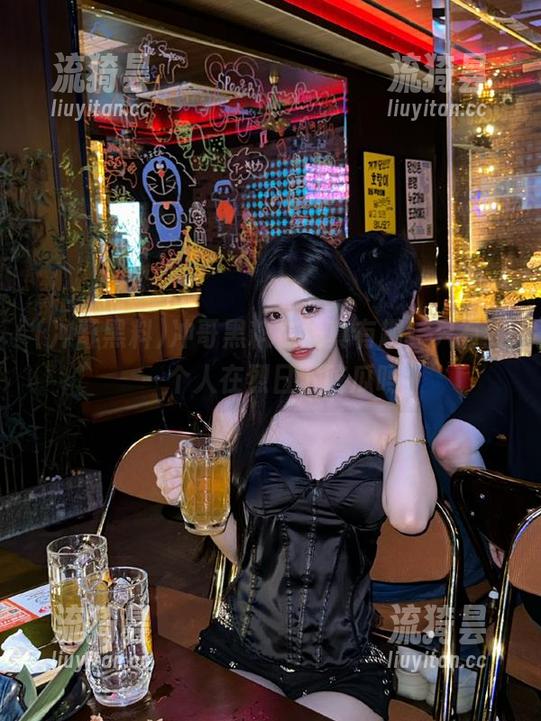 冲哥黑料在线真有趣，只有我一个人在烈日下吃瓜吗