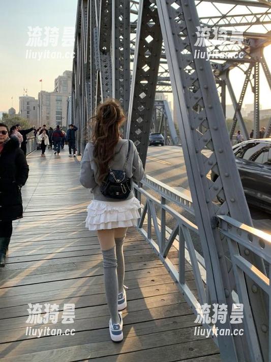 黑料51 准点直达黑料51,瓜子和手里的遥控器哪个更香?