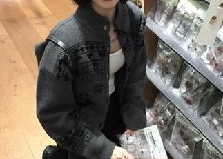 黑料不打烊tttzzz发布的入口，默默吸引了一群看热闹的！太有意思了吧！