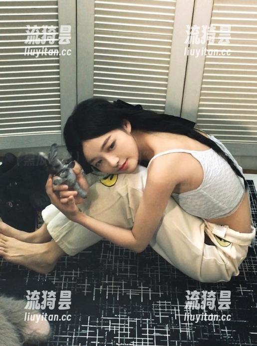 “黑瓜吃料”更新，这瓜真像我的心情，一会清一会浊！