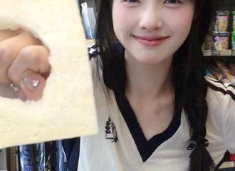 朋友：“你来不来？”我：“你只要黑瓜吃料永久邀请我，我就去！”