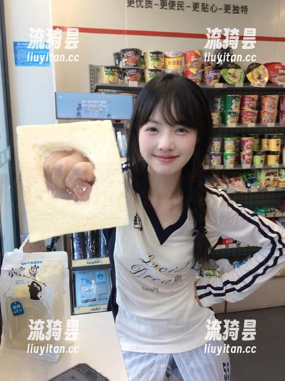 朋友：“你来不来？”我：“你只要黑瓜吃料永久邀请我，我就去！”